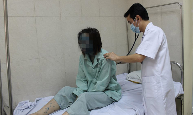 Bác sĩ chăm sóc bệnh nhân bị thủy đậu tại Bệnh viện E.