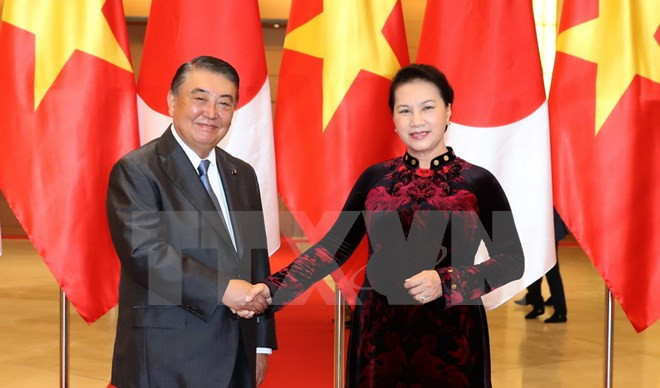 Chủ tịch Quốc hội Nguyễn Thị Kim Ngân đón Chủ tịch Hạ viện Nhật Bản Oshima Tadamori. (Ảnh: Trọng Đức/TTXVN) 