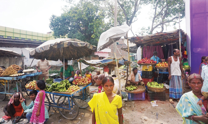 Cuộc sống bao đời nay ở Ấn Ðộ vẫn chưa dễ thay đổi: Ðàn ông đi bán hàng, đàn bà đi mua sắm. Ảnh: L.A.