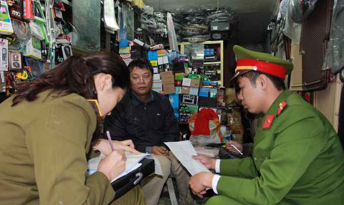 Công an quận Hai Bà Trưng kiểm tra tại khu vực phố Đồng Nhân. Ảnh: Minh Đức.