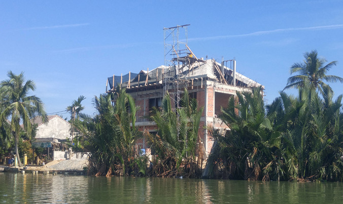 Nhiều công trình trái phép đang “bức tử” rừng dừa Bảy Mẫu.