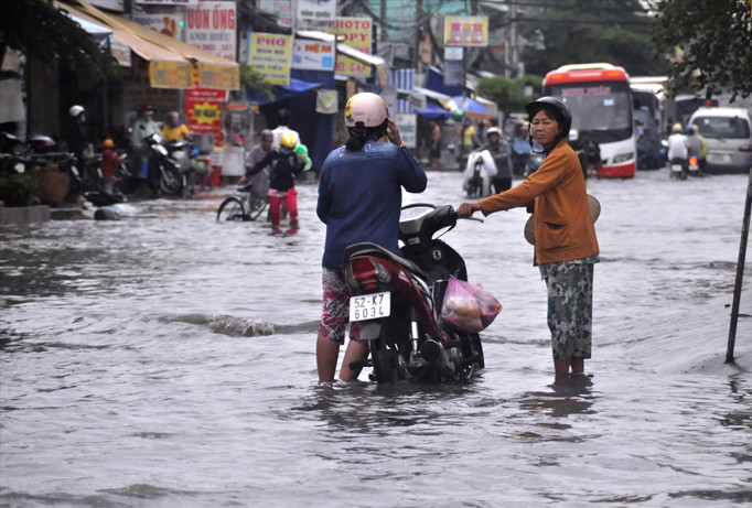 Mỗi khi mưa lớn lại ngập ở đường Hồ Ngọc Lãm khiến người dân khốn khổ.