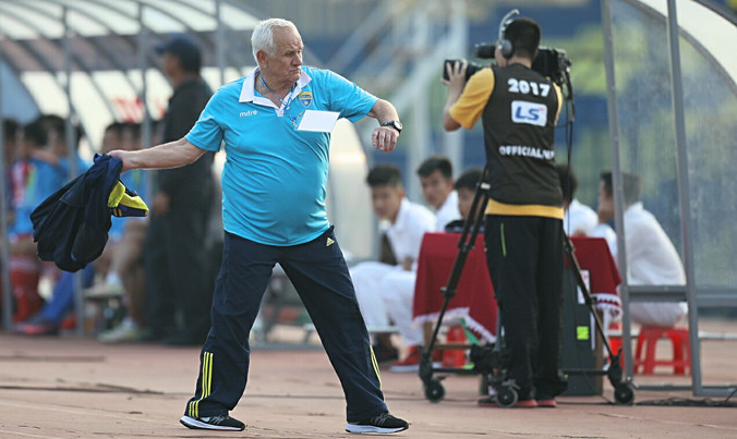 HLV Petrovic thể hiện cảm xúc sau một tình huống trên sân trong lần đầu dẫn dắt CLB FLC Thanh Hóa tại V-League. Ảnh: VSI.