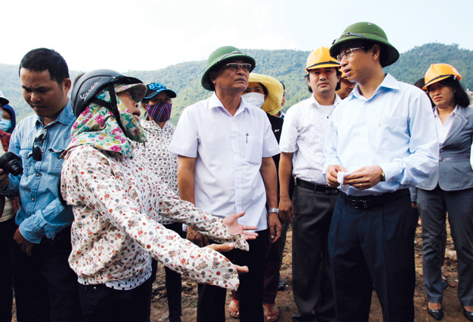 Bí thư Nguyễn Xuân Anh (áo trắng sát bìa phải) “vi hành” bãi rác Khánh Sơn ngay sau khi nhậm chức Bí thư. Ảnh: Nam Cường.