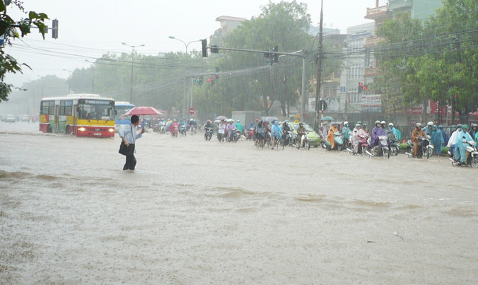 Hà Nội còn nhiều điểm ngập nặng khi mưa lớn. Ảnh: Anh Trọng.