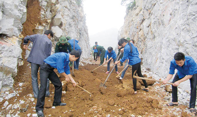 Thanh niên tình nguyện làm đường liên thôn tại xã Cải Viên - Hà Quảng - tỉnh Cao Bằng. Ảnh: Nông Hương.