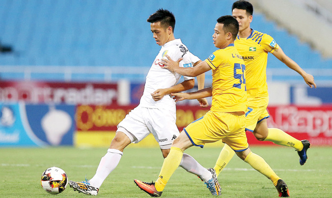 Tiền đạo Văn Quyết (trái) được đánh giá chỉ chơi tròn vai trong trận đấu diễn ra trong ngày nắng nóng đỉnh điểm ở Hà Nội. Ảnh: VSI.