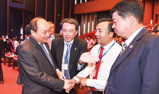 Thủ tướng với cộng đồng doanh nghiệp. Ảnh: PV.