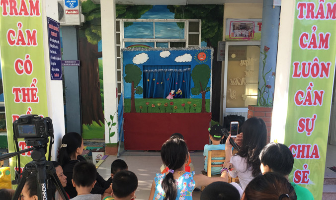 Sân khấu rối truyền tải kiến thức, thông điệp về căn bệnh trầm cảm thu hút đông đảo bệnh nhân và người dân. Ảnh: Thanh Trần.