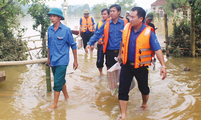 Bí thư Tỉnh Ðoàn Hà Tĩnh Nguyễn Thế Hoàn (ngoài cùng bên phải) cùng đoàn viên, thanh niên mang quà tặng bà con vùng lũ Hương Khê.