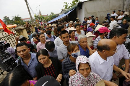 Dòng người rời khỏi nhà văn hóa thôn Hoành sau cuộc bàn giao 19 cán bộ, chiến sĩ. 