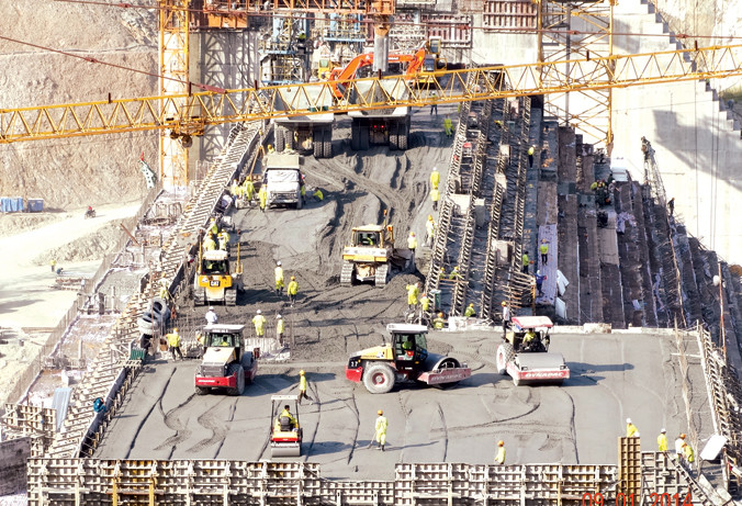 Công nghệ thi công đầm lăn trên công trường Thủy điện Sơn La.