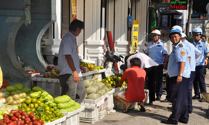 Quận 1 ra quân lập lại trật tự vỉa hè.
