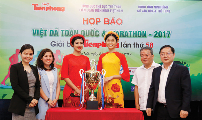 Các Hoa hậu, Á hậu Việt Nam cùng Ban tổ chức và đại diện các nhà tài trợ tại cuộc họp báo. Ảnh: Như Ý.