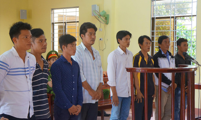 Những nông dân nghèo hầu toà vì trộm sò huyết của doanh nghiệp trên bãi thả nuôi.