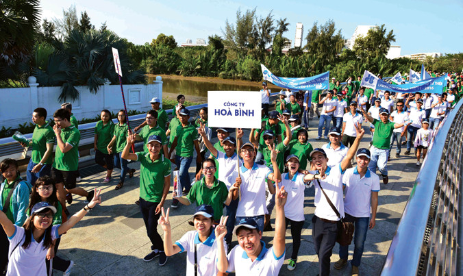 Các đơn vị, cá nhân hào hứng tham gia đi bộ từ thiện. Ảnh: T.Vũ.