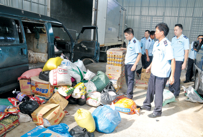 Lực lượng hải quan kiểm tra hàng lậu. Ảnh: Tuấn Nguyễn.