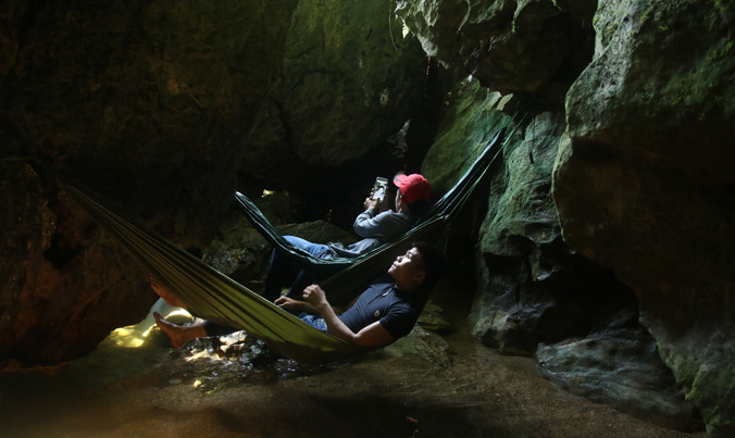 Ở một số nơi thuộc Nghệ An, vào hang đá là giải pháp tránh nắng tối ưu lúc này.