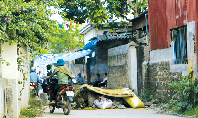 Người dân dựng các chướng ngại vật để ngăn cản người lạ đi vào. Ảnh: Như Ý.