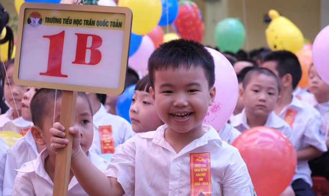 Lo thiếu chỗ học cho học sinh. Ảnh: Nghiêm Huê.