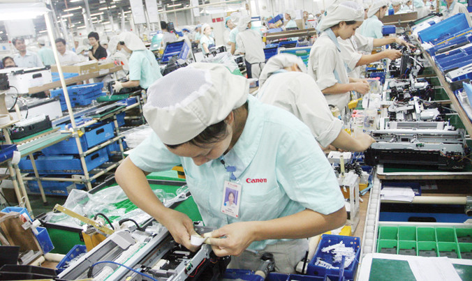 Các doanh nghiệp FDI đang hút thế hệ lao động vàng. Ảnh: Hồng Vĩnh.