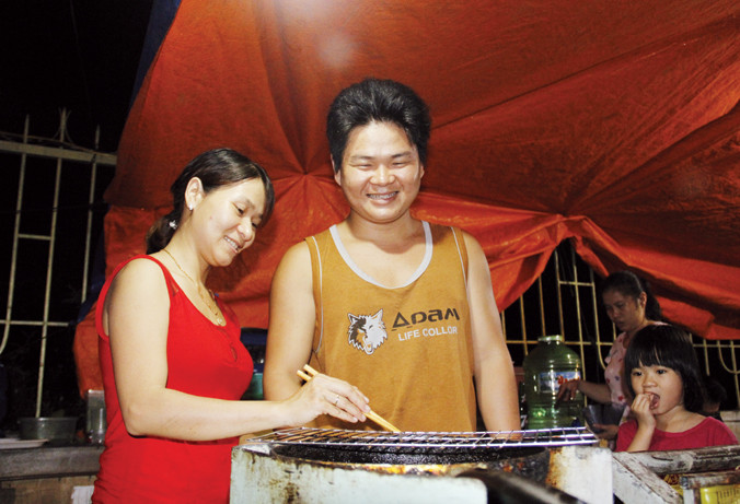 Anh Bình chị Loan trong quán ăn “câm điếc” mưu sinh của mình. Ảnh: Thanh Trần.