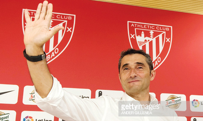 HLV Valverde sẽ đối mặt nhiều thách thức tại Nou Camp. Ảnh: GETTY IMAGES.