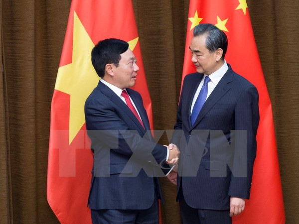 Phó Thủ tướng , Bộ trưởng Ngoại giao Phạm Bình Minh (trái) và Bộ truởng Ngoại giao Trung Quốc Vương Nghị (phải) tại cuộc gặp ở Bắc Kinh, Trung Quốc ngày 18/4. (Nguồn: THX/TTXVN)