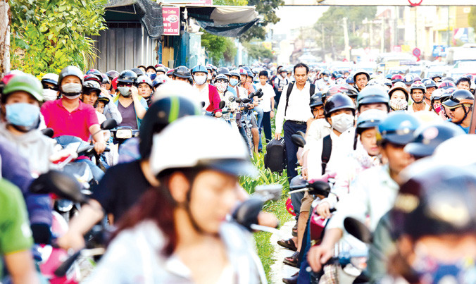 Hành khách xách va ly vào sân bay Tân Sơn Nhất phải len lỏi trong dòng xe kẹt cứng. Nguồn: Zing.