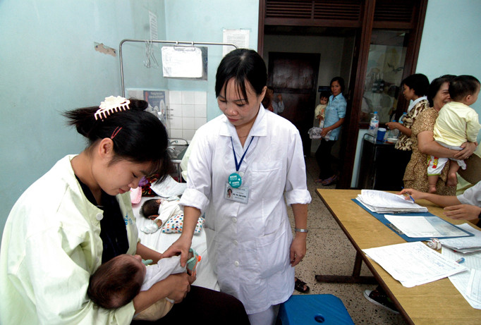 Khám chữa bệnh tại Bệnh viện Nhi T.Ư​. Ảnh: Hồng Vĩnh.