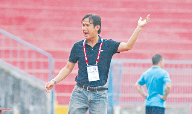 Trên cương vị HLV, Minh Phương không thể giúp Long An tung hoành như thời anh còn là cầu thủ. Ảnh: VSI.