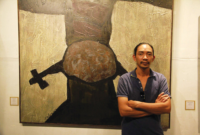 Họa sĩ Lê Anh Quân và tác phẩm lấy cảm hứng từ con gái. Ảnh: N.M.Hà.