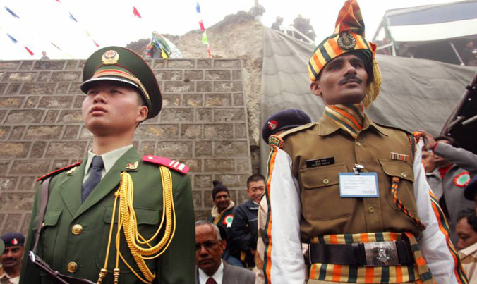 Binh sĩ Ấn Độ (phải) và Trung Quốc ở khu vực biên giới hai nước. Ảnh: AP.