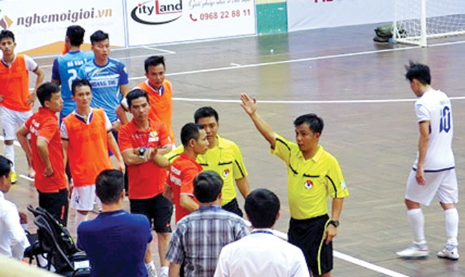 HLV đội Hoàng Thư Đà Nẵng bị truất quyền chỉ đạo vì lỗi phản ứng trọng tài. Ảnh: V.T.