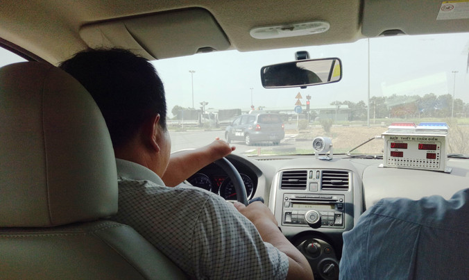 Một học viên khuyết tật học lái xe tại Trung tâm đào tạo nghề và sát hạch lái xe Đông Đô (Thuận Thành - Bắc Ninh). Ảnh: Bảo An.