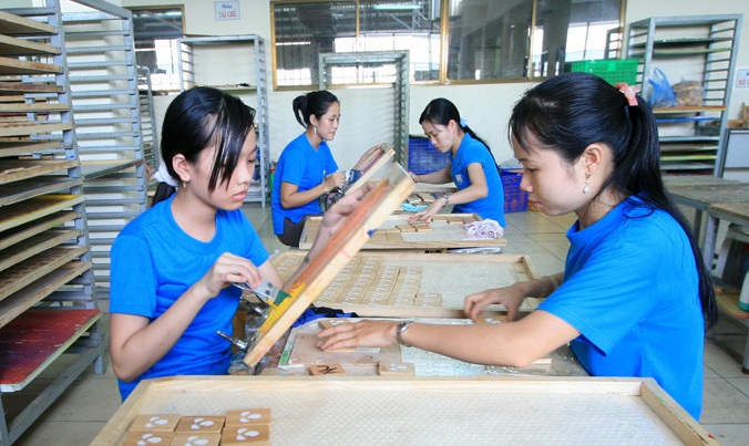 Năm 2016 lần đầu tiên số doanh nghiệp thành lập mới đạt con số kỷ lục. (Trong ảnh: Một doanh nghiệp vừa và nhỏ sản xuất đồ gỗ trẻ em). Ảnh: Ngọc Châu.