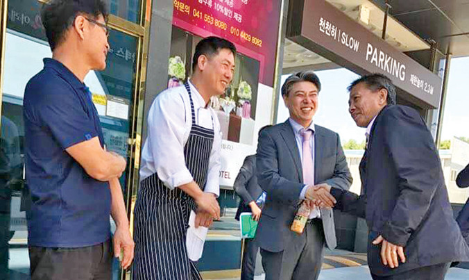 HLV Hoàng Anh Tuấn cảm ơn quản lý và đầu bếp khách sạn On city trước khi rời Cheonan tới Jeonju để chuẩn bị cho trận cuối vòng bảng gặp U20 Honduras. Ảnh: Ái Xuân.