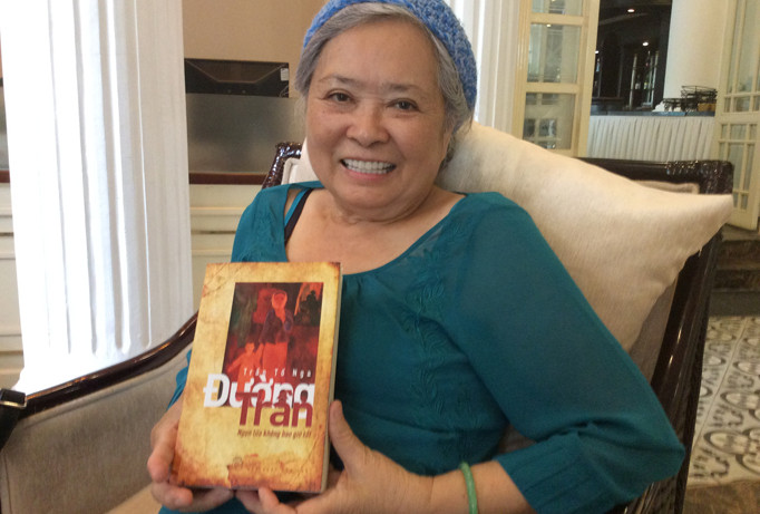 Bà Trần Tố Nga trong buổi ra mắt tự truyện.