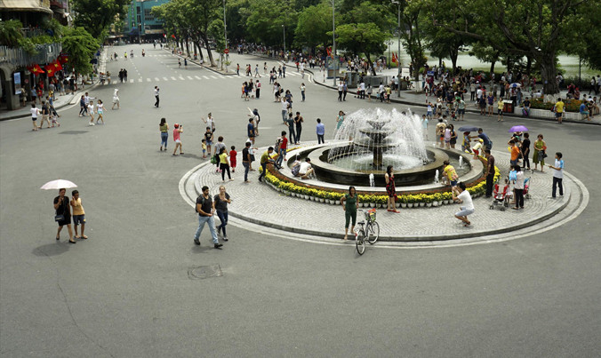 Không gian đi bộ hồ Hoàn Kiếm và vùng phụ cận sẽ được tăng cường dịch vụ phục vụ du khách trong và ngoài nước. Ảnh: Hà Thành.