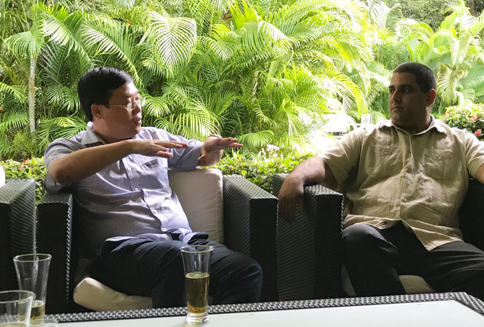 Đồng chí Lê Quốc Phong trò chuyện với đồng chí Ronal Hidalgo Rivera.