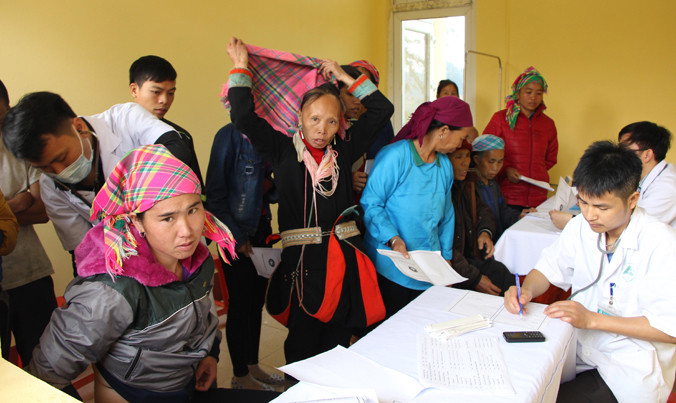 Khám bệnh, cấp thuốc miễn phí cho bà con xã biên giới Nậm Chảy (Lào Cai).