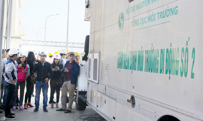 Lực lượng chức năng tỉnh Hà Tĩnh kiểm tra thực tế hệ thống xả thải tại Formosa sáng 20/2 để làm rõ thông tin trên mạng xã hội trong những ngày qua.