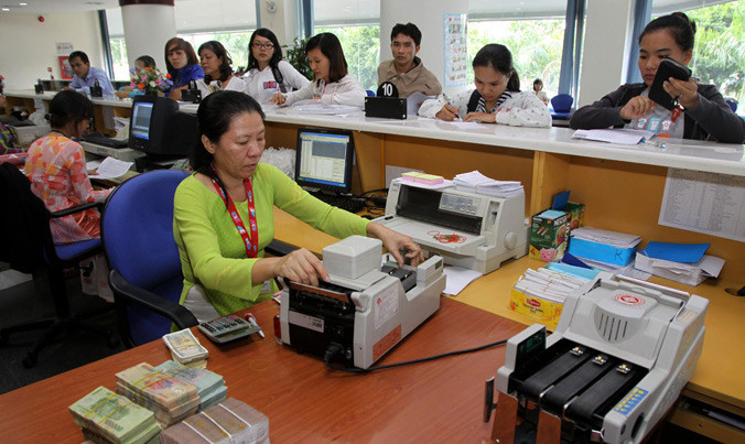 Các doanh nghiệp đến kê khai và nộp thuế tại chi cục thuế quận 3 TPHCM. Ảnh: Hồng Vĩnh.