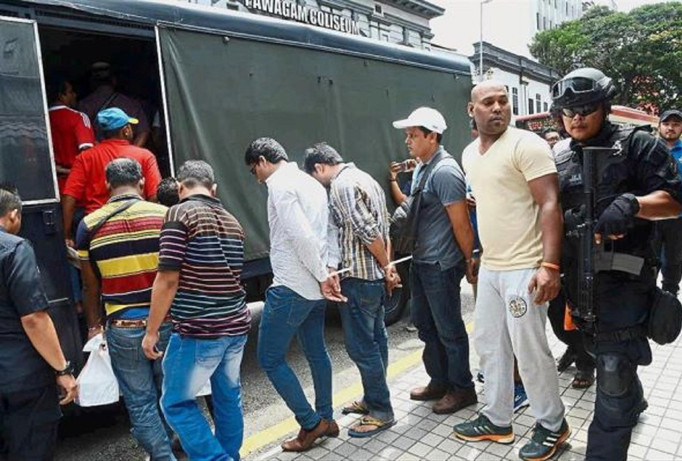 Lực lượng an ninh Malaysia tiến hành chiến dịch đột kích vào khu Jalan Masjid India nhằm truy quét người nước ngoài tình nghi dính líu tới IS. Ảnh: NST.