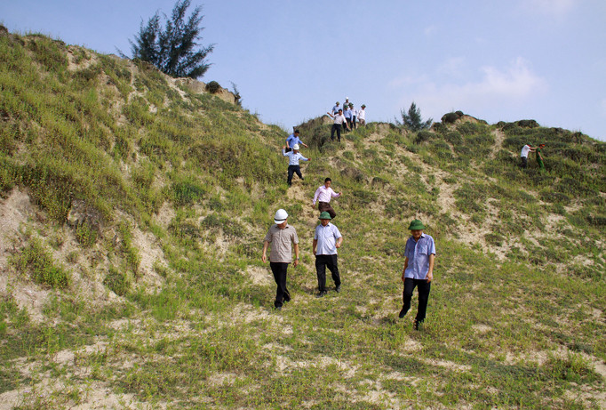 Đại diện các đoàn kiểm tra của cơ quan chức năng tại mỏ sắt Thạch Khê. Ảnh Minh Thùy.