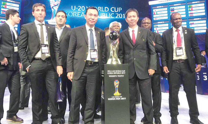 HLV Hoàng Anh Tuấn và Phó chủ tịch VFF Trần Quốc Tuấn tại lễ bốc thăm VCK U20 thế giới. Ảnh: N.A.