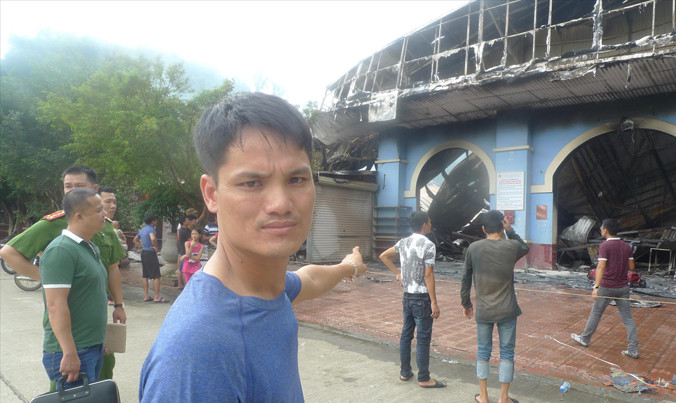 Anh Khoát rơi vào cảnh trắng tay khi các ki- ốt bị cháy. Ảnh: Duy Chiến.