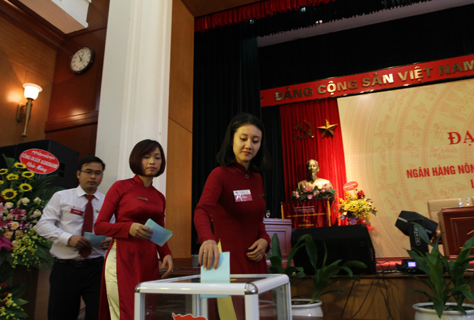 Các đại biểu bỏ phiếu bầu trực tiếp Bí thư tại Đại hội. Ảnh: P.V.