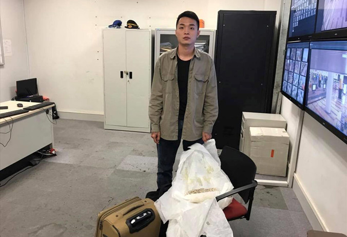 Long và tang vật tại cơ quan chức năng.