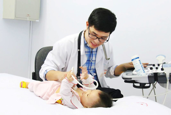 Bác sĩ Đại đang siêu âm tim cho bệnh nhi.